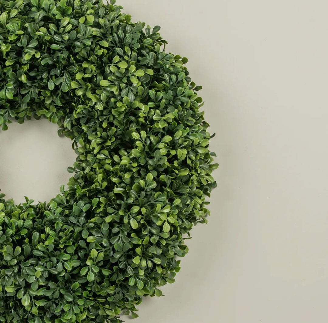 Classic Evergreen Boxwood Wreath – 24”