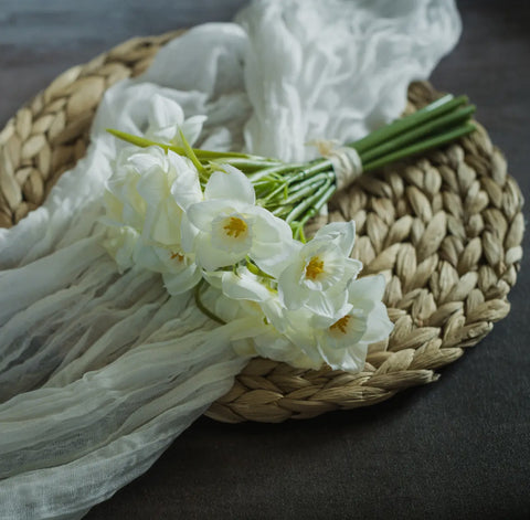 9.5” White Daffodil Bunch