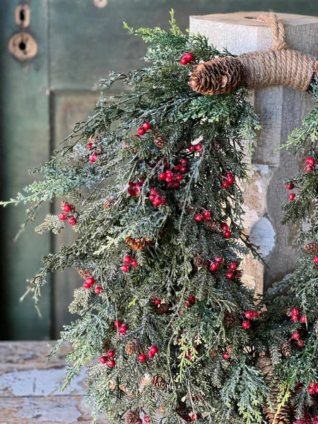 Winterberry Cedar Wreath – 28”