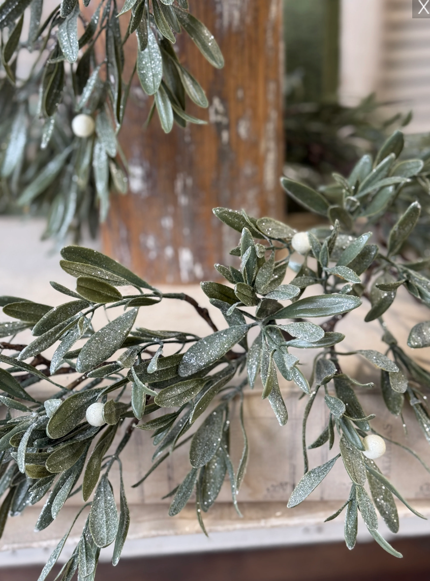 Winter’s Kiss Mistletoe Garland — 6'