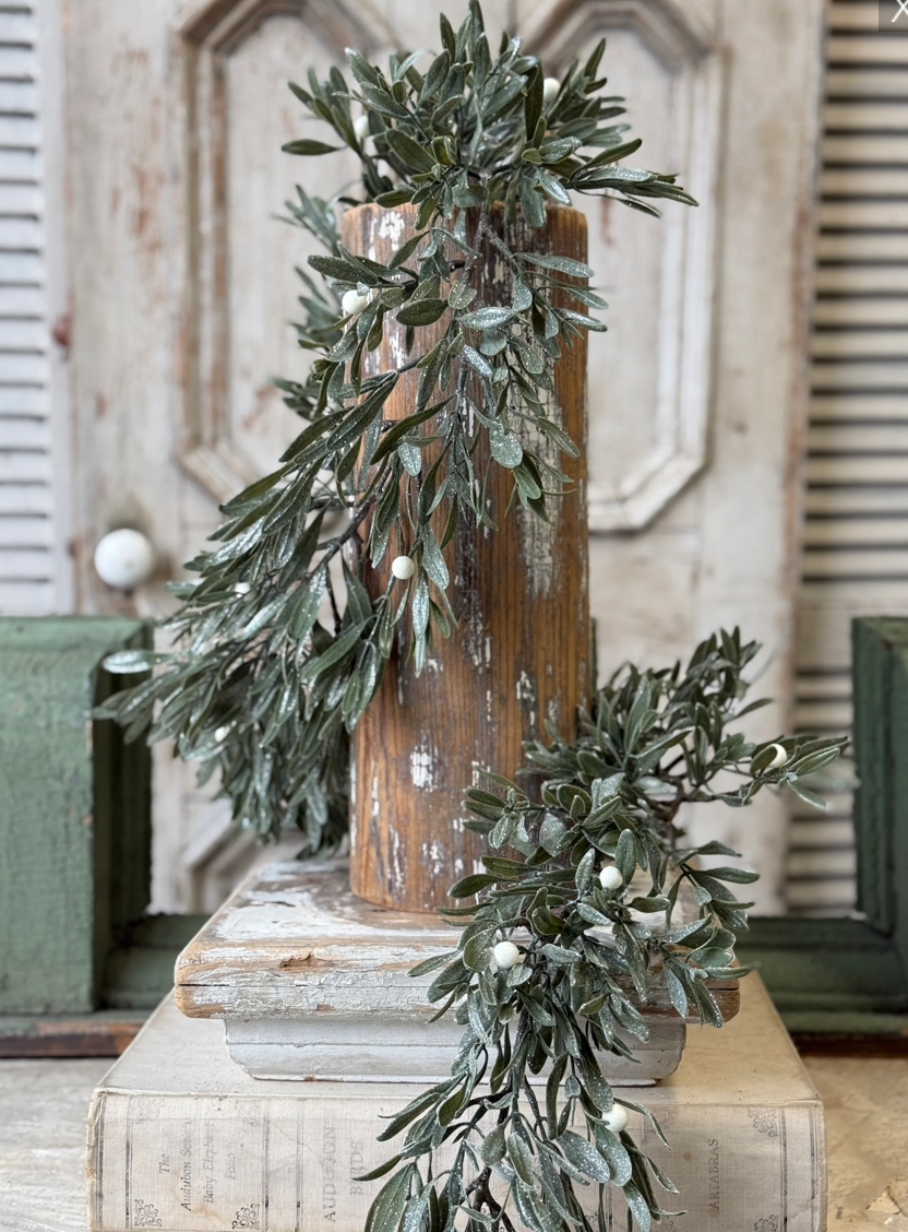 Winter’s Kiss Mistletoe Garland — 6'